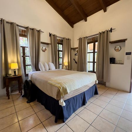 Hotel Cacique Real Antigua Екстериор снимка