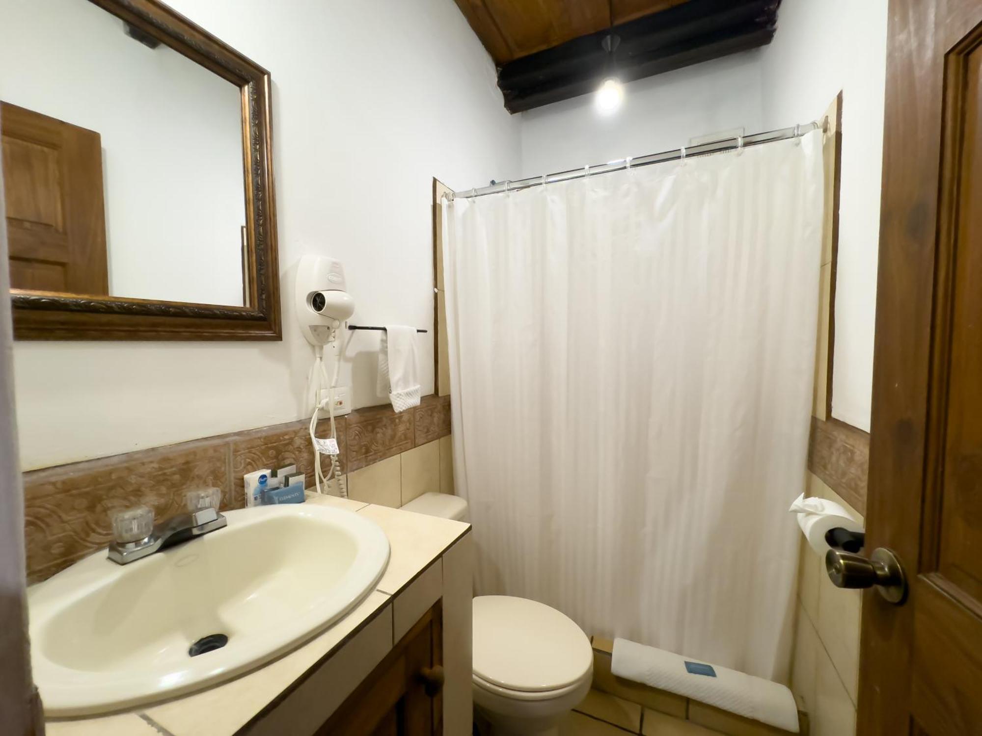 Hotel Cacique Real Antigua Стая снимка